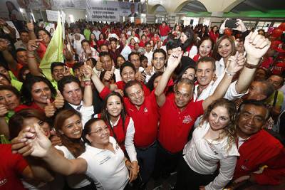 Priistas con sus dirigentes en la pasada campaña electoral