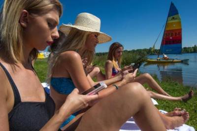 Presentan bikini con smartphone que mide la radiación solar