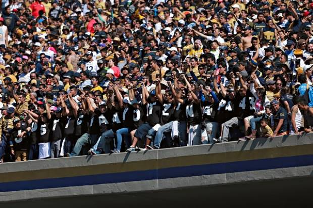 Porras de Pumas UNAM entonaron cántico a favor de Ayotzinapa