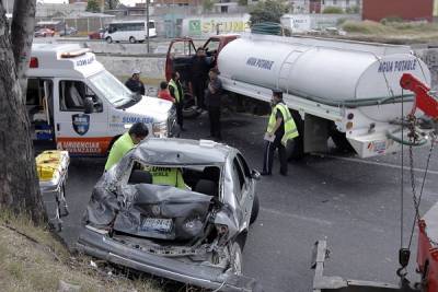 Una mujer lesionada, saldo de colisión entre vehículo y pipa en el Periférico