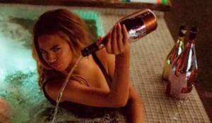 Beyoncé causa polémica al bañarse en tina con champagne