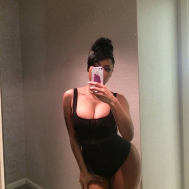 Nicki Minaj presume escote en selfie colgada en redes sociales