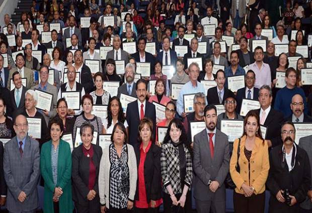 Rector Esparza Ortiz reconoce a universitarios con 20 a 40 años de trabajo en la BUAP