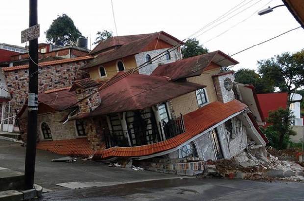 Se desploma residencia en Teziutlán por reblandecimiento del suelo