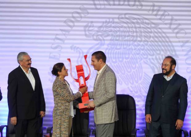 RMV recibe premio de SEP y ANUT por Universidades Tecnológicas de Puebla y Tehuacán