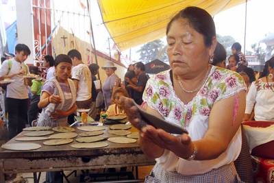 Reparten 50 mil gorditas en La Resurrección, Puebla