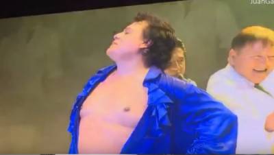 VIDEO: Juan Gabriel, ¡fuera camisa! en show del Auditorio Nacional