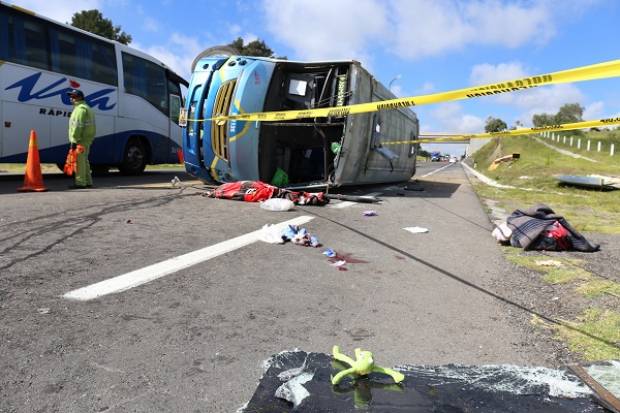 Un muerto y tres lesionados, saldo de volcadura de autobús en la autopista Amozoc-Perote