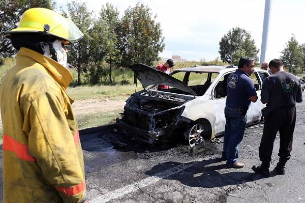 Falla eléctrica provocó que se calcinara un vehículo en el Periférico Ecológico