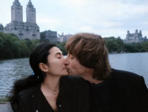 Presentan libro de John Lennon y Yoko Ono con fotografías inéditas
