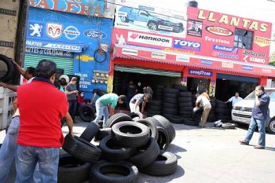 Revisan mercancía en local de la 44 Poniente, buscan llantas robadas