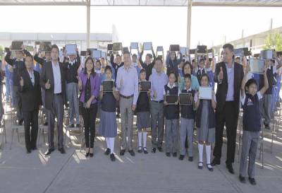 Alcalde de San Andrés Cholula entrega tabletas a alumnos de primaria