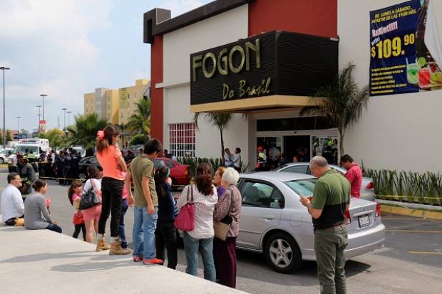 Cae estructura del techo de restaurante en La Noria, dos lesionados