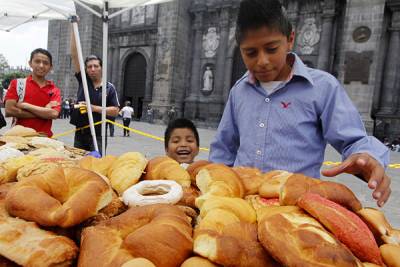 Panaderos regalan 4 mil piezas por su día en zócalo de Puebla