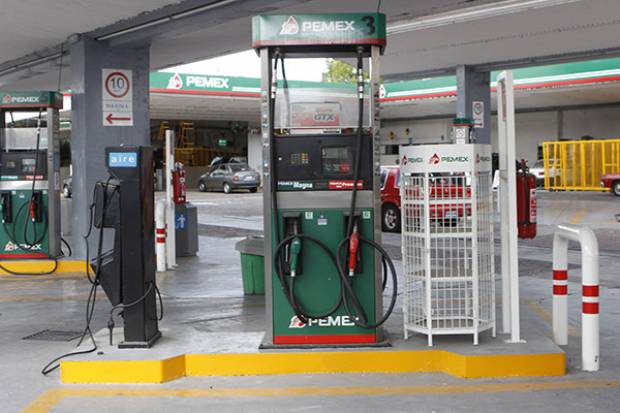 Pemex surte gasolina a Puebla pero continúa el desabasto