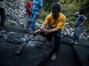Ayotzinapa: Padres de normalistas recorren el basurero del exterminio