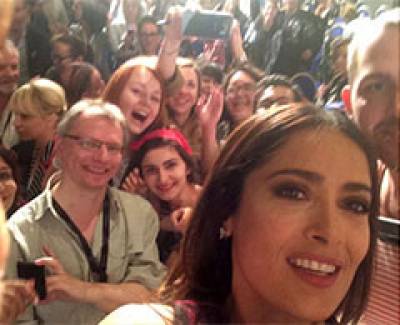 Salma Hayek protagoniza la selfie más famosa de Cannes