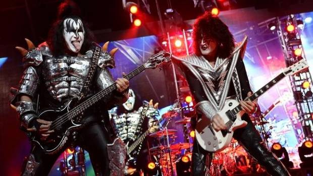 Buscan pornografía infantil en casa de Gene Simmons, líder de Kiss