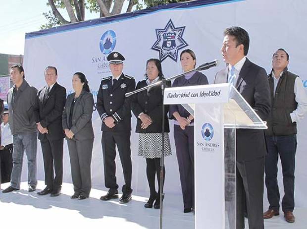 San Andrés Cholula entrega uniformes y estímulos a policías y agentes viales