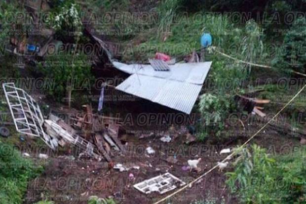 Mueren tres menores sepultados por deslave en cerro de Huauchinango