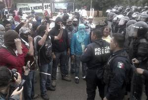 Normalistas enfrentan a policías en aeropuerto de Acapulco