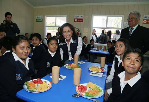 DIF municipal de Puebla entrega tres desayunadores más