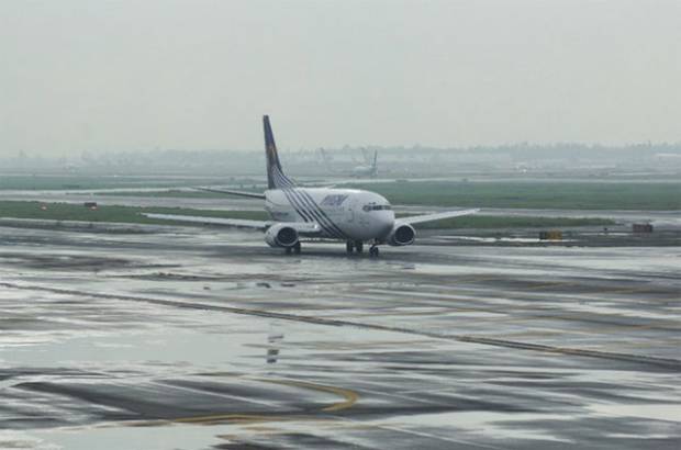 AICM suspende vuelos dos horas por densa neblina