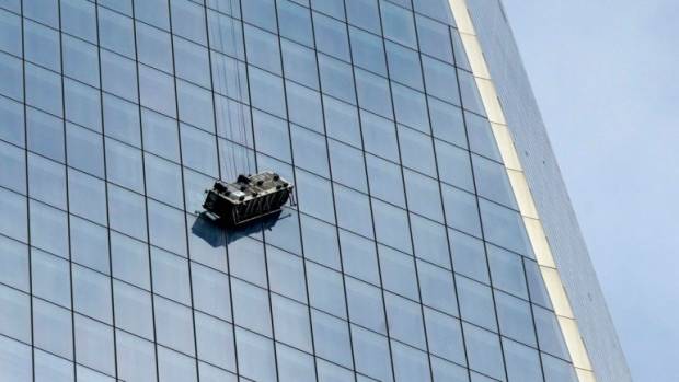 Dos hombres quedaron colgados de Freedom Tower en Nueva York