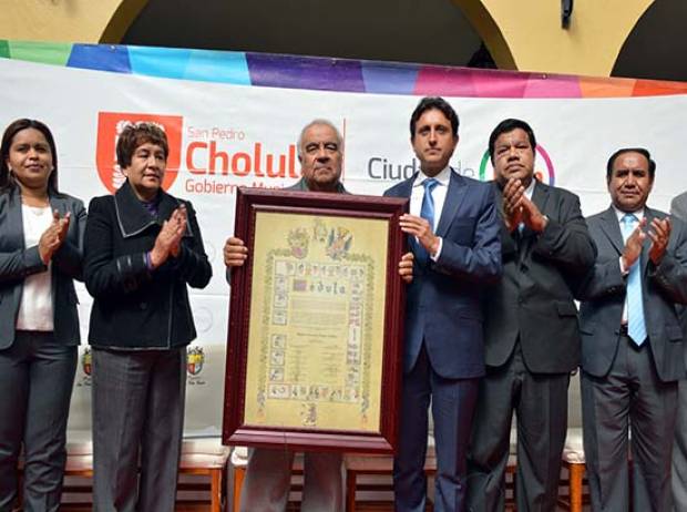 San Pedro Cholula entrega copia de Cédula Real al párroco Rafael Tapia