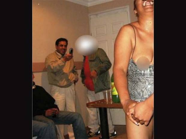 Captan a candidato del PRI tomando fotos a “stripper”