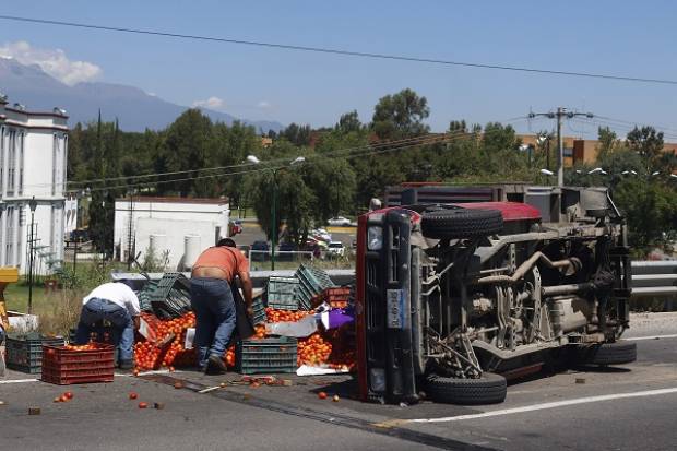 Camioneta con frutas y verduras volcó en el Periférico Ecológico