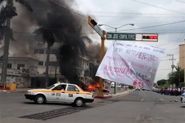 Maestros toman dos oficinas distritales del INE en Chiapas