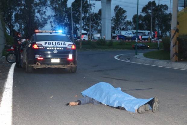 Hallan cadáver de un hombre que cayó desde puente de la autopista México-Puebla