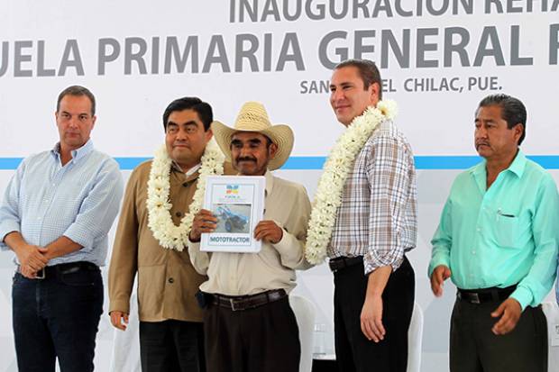 Moreno Valle y Barbosa entregan apoyos al campo y la educación