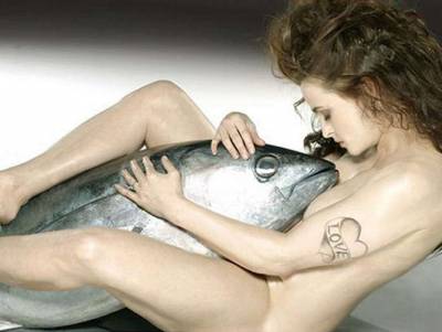 Helena Bonham Carter, desnuda junto a pez para campaña