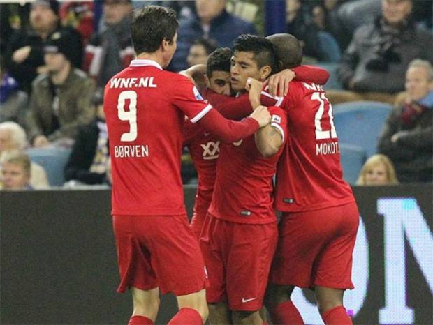 Tecatito Corona anotó en empate 2-2 entre Twente y Vitesse