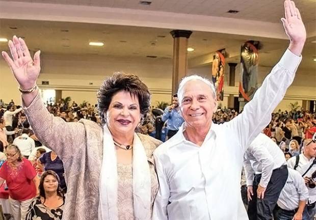 Esposas de políticos, dueñas de la fortunas familiares, revelan