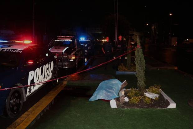 Hallan a hombre muerto frente al Mercado Hidalgo