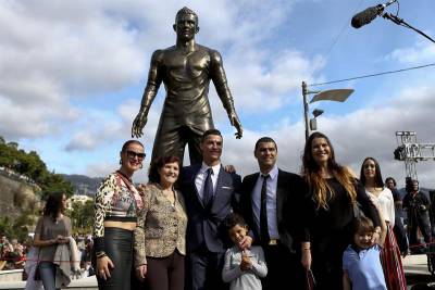 Cristiano Ronaldo ya tiene estatua de bronce en Portugal