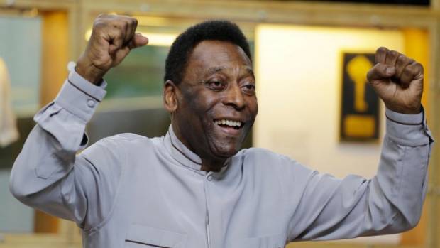 Pelé ya camina y dejó área de cuidados intensivos