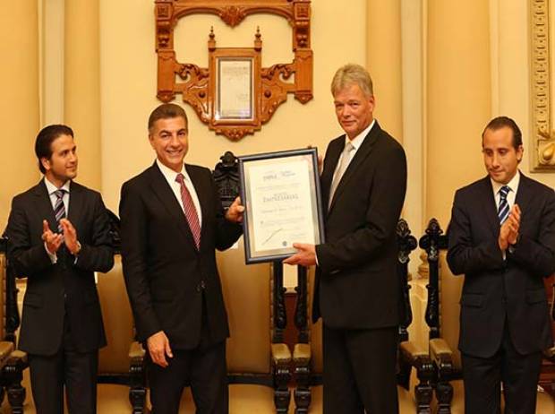 Gali entrega Premio al Mérito Empresarial a Volkswagen