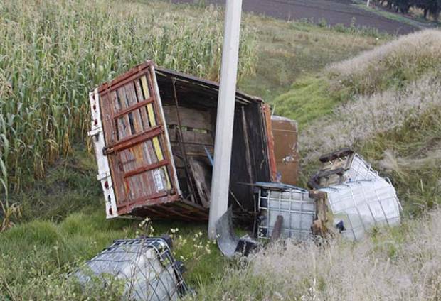 Camioneta volcó con cuatro contenedores de combustible robado en Texmelucan