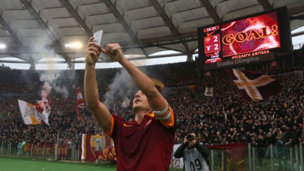 Totti celebra gol 296 con la Roma tomándose selfie