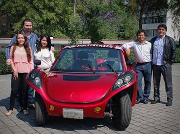 Estudiantes del IPN convierten vocho en auto eléctrico