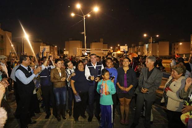 Tony Gali recorre Loma Bella para supervisar nuevo alumbrado