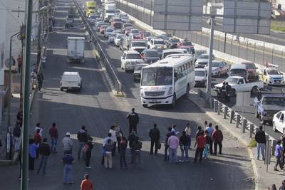 Vecinos cierran el Periférico de Puebla en demanda de transporte