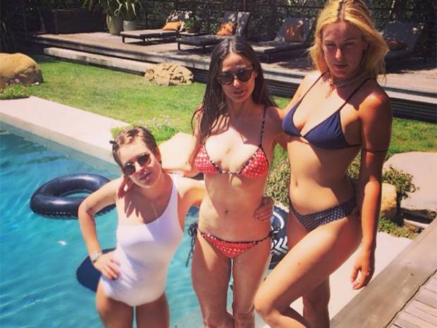 Demi Moore e hijas presumen figura en bikini