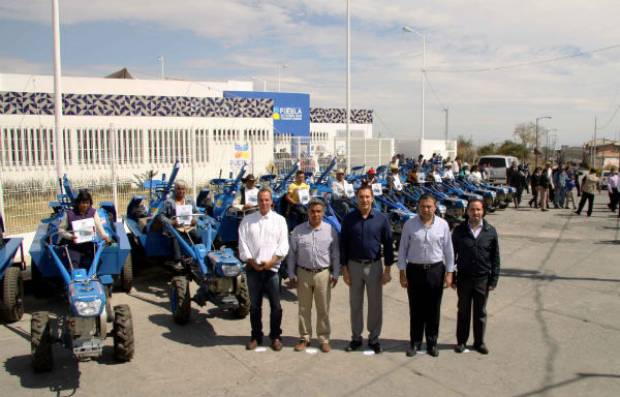 RMV entrega obras de salud y maquinaria en Calpan