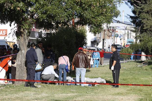 Levantan cadáver de un hombre en la orilla del río Atoyac