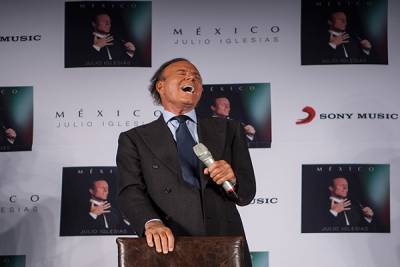 Julio Iglesias le dice &quot;gilipollas&quot; a Donald Trump y no volverá a cantar en sus casinos